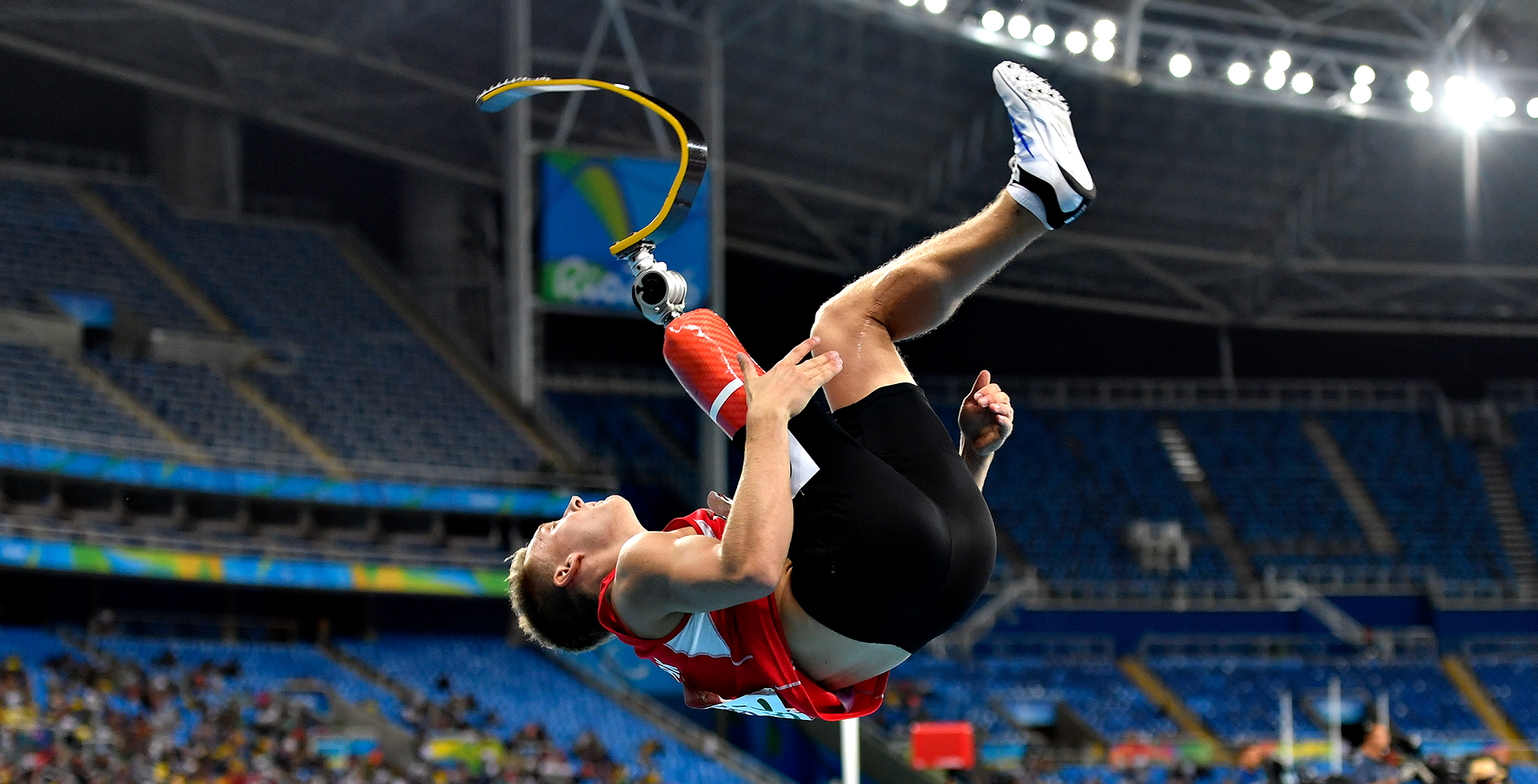 CBA最新排名！广厦十连胜称霸榜首，广东后来居上，辽宁首钢掉队.